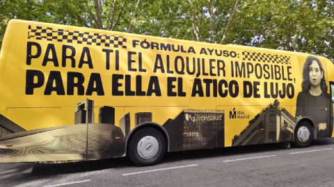 Autobús Ayuso El autobús de Más Madrid contra Ayuso a las puertas de la Asamblea.