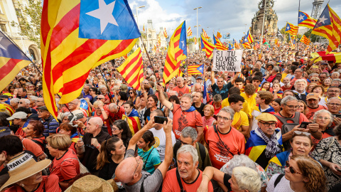Manifestants a la plaça del Portal de la Pau, al final de la mobilització convocada per l'ANC, Òmnium Cultural i altres entitats amb motiu de la Diada