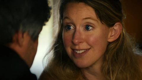 Imagen de Elisabeth Holmes durante el documental 'You can see everything'.
