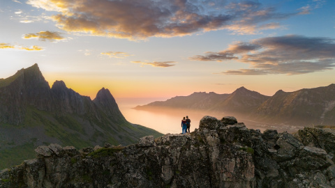 Vista del atardecer en las montañas de la isla de Senja, en Noruega.