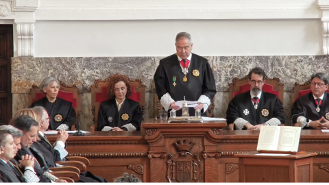Imagen extraída del video institucional de la toma de posesión de María Azucena Recio (i), que ha ordenado el traslado de los jueces del TSXG encargados de los procedimientos sobre parques eólicos.