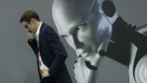 Un visitante al Mobile World Congress de Barcelona 2018 (Archivo). Un visitante al Mobile World Congress de Barcelona 2018 (Archivo).
