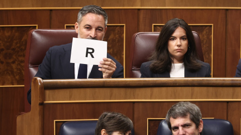 Abascal El presidente de Vox, Santiago Abascal, enseñó una secuencia de letras conformando la palabra "Traidor" dirigida a Pedro Sánchez en el último Pleno.