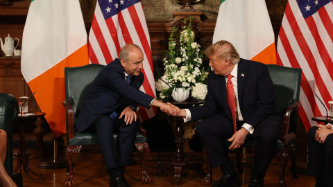 El presidente de EEUU, Donald Trump, estrecha la mano al 'taoiseach' de Irlanda, Micheal Martin.
