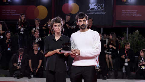 Los directores Yuval Abraham y Rachel Szor posan con el Premio Especial del Jurado por 'Naza'.