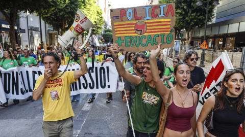 EuropaPress_7769362_decenas_personas_manifestacion_dignidad_escuela_publica_12_septiembre_2026 Decenas de personas durante una manifestación por la dignidad de la escuela pública, a 12 de septiembre de 2026, en Valencià.