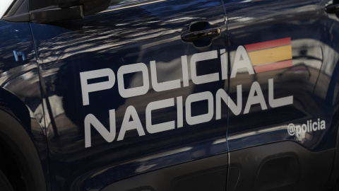 (Foto de ARCHIVO)Un coche de la Policía Nacional frente a una comisaria durante la presentación de la prueba piloto de citas previas automatizadas de extranjería de L’Hospitalet, a 30 de enero de 2026, en L’Hospitalet, Barcelona, Cataluña (España).David Zorrakino / Europa Press30/1/2026