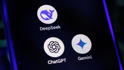 Los logos de las aplicaciones de inteligencia artificial DeepSeek, ChatGPT y Gemini.