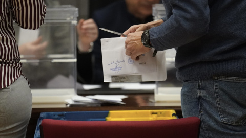 Varias personas durante el recuento del voto CERA en el Palacio de Justicia de Bilbao, a 26 de abril de 2024. Varias personas durante el recuento del voto CERA en el Palacio de Justicia de Bilbao, a 26 de abril de 2024.