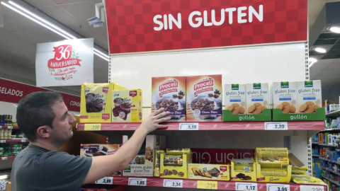 Alimentos sin gluten para celiacos en el mostrador de un supermercado Alimentos sin gluten para celiacos en el mostrador de un supermercado