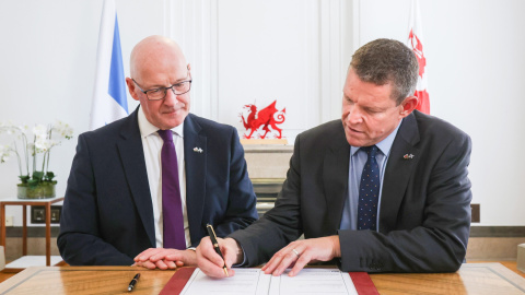 El primer ministro de Escocia, John Swinney (i), y el de Gales, Rhun ap Iorwerth, en la Cumbre de Cardiff, a 14 de septiembre de 2026.