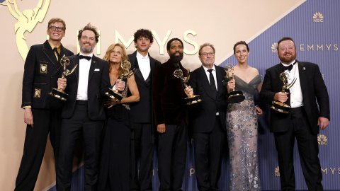 Miembros de la serie 'La maldición de Widow's Bay' durante la ceremonia de los Premios Emmy.