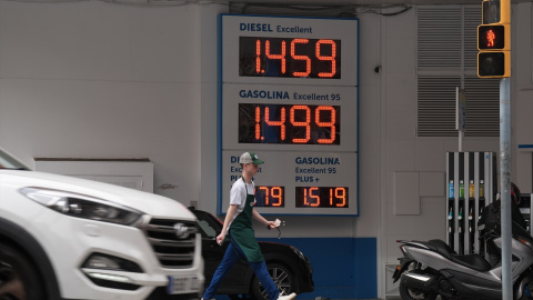 Cartel de precios en una gasolinera, a 4 de marzo de 2026, en Barcelona.