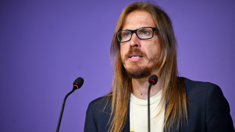El secretario de Organización y portavoz de Podemos, Pablo Fernández, durante una rueda de prensa.