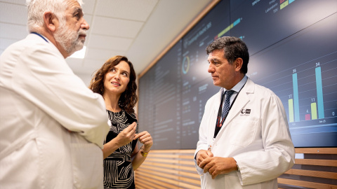 Isabel Díaz Ayuso con unos sanitarios en el Hospital Universitario Ramón y Cajal, a 23 de junio de 2026, en Madrid. Imagen de archivo.