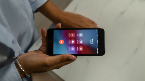 Los más jóvenes evitan siempre que pueden llamar por teléfono.