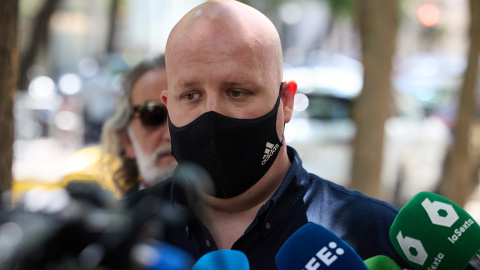 Álvaro Romillo, alias 'CryptoSpain', ofrece declaraciones a la prensa al salir de declarar en el Tribunal Supremo, a 11 de julio de 2025.
