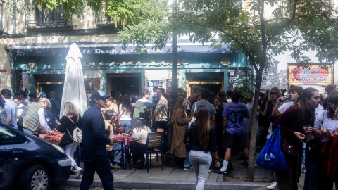 Una imagen de la masificación del barrio durante Tapapiés, a 19 de octubre de 2025. Una imagen de la masificación del barrio durante Tapapiés, a 19 de octubre de 2025.