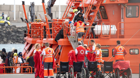Varios servicios de emergencia atienden a personas rescatadas en Lanzarote, a 4 de enero de 2025.