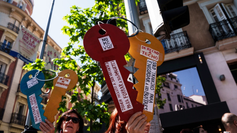 Pancarta durante una concentración por el derecho a la vivienda, a 26 de abril de 2026, en Madrid.