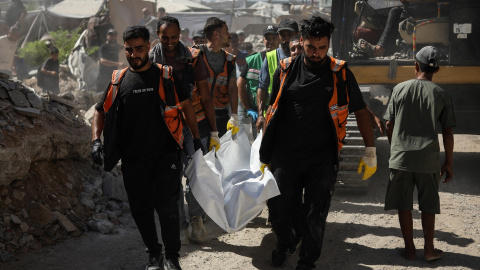 16 September 2026, Palestinian Territories, Gaza City: Members of the Palestinian civil defence retrieve bodies from a collapsed building in the Tal al-Hawa area of Gaza City.  More than 10 people, including children, were killed and others injured when a damaged residential building collapsed in Gaza City overnight. Photo: Belal Osama/APA Images via ZUMA Press Wire/dpaBelal Osama/APA Images via ZUMA / DPA16/9/2026 ONLY FOR USE IN SPAIN
