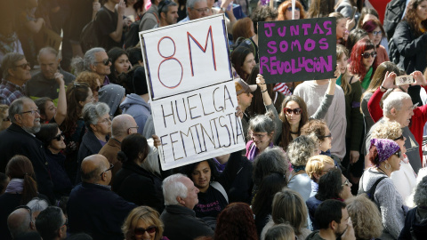Concentración con motivo del Día Internacional de la Mujer en una foto de archivo. Concentración con motivo del Día Internacional de la Mujer en una foto de archivo.