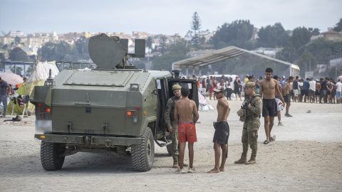 Varios militares patrullan el asentamiento de migrantes de la playa del Trampolín el pasado 14 de septiembre en Ceuta . Varios militares patrullan el asentamiento de migrantes de la playa del Trampolín el pasado 14 de septiembre en Ceuta .