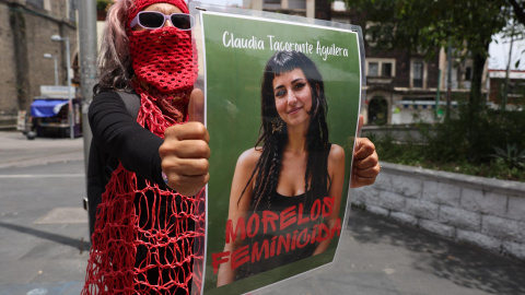 Una persona sostiene un cartel  con la imagen de Claudia Tacoronte durante una manifestación el pasado miércoles en Cuernavaca.