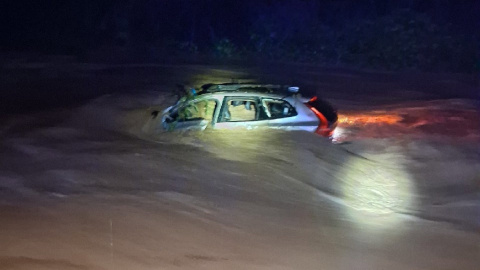 Imagen de un vehículo arrastrado por las lluvias en Barcelona.