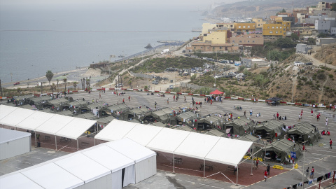 Varios inmigrantes acampados, a 5 de septiembre de 2026, en Ceuta.