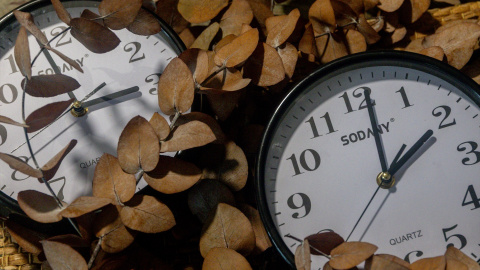 Cuando los relojes lleguen a las 02.00, habrá que retrasarlos hasta la 01.00.