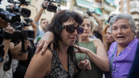 Llegada de Juana Rivas con su hijo menor al punto de encuentro familiar, a 22 de julio de 2025, en Granada.