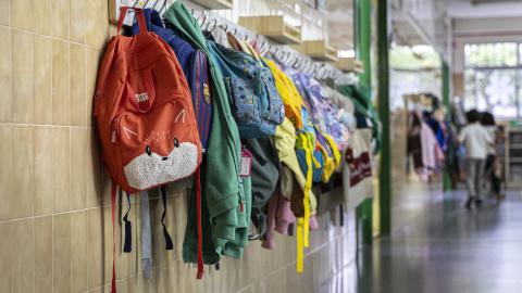 Los pasillos llenos de mochilas en los colegios en el comienzo del curso escolar 2026-2027 en los colegios públicos y centros de Infantil.