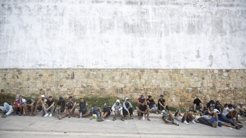 Migrantes esperan frente al nuevo centro de acogida de Los Rosales, a 14 de septiembre de 2026.