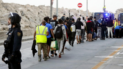Traslado de personas migrantes asentadas en la playa de Benítez, en Ceuta.