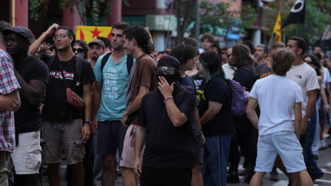 Un grupo de personas durante una concentración antifascista contra un acto de Vox, a 18 de septiembre de 2026, en Barcelona, Catalunya.