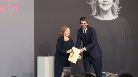 SAN SEBASTIÁN, 19/09/2026.- La actriz Carmen Machi (c) recibe el Premio Nacional de Cinematografía 2026 de manos del ministro de Cultura, Ernest Urtasun (d), este sábado, en el marco del Festival de Cine de San Sebastián. EFE/Juan Herrero