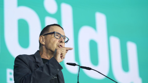 VITORIA, 19/09/2026.- El secretario general de EH Bildu, Arnaldo Otegi, ha apelado este sábado a alcanzar un "acuerdo entre diferentes" que ofrezca un "horizonte común al menos de manera táctica" para hacer frente a la extrema derecha que incluiría a "todos los que estén en el lado de la civilización frente a la barbarie". Otegi ha intervenido en la Conferencia Política de su partido celebrada en Vitoria, con un discurso centrado en la respuesta a la "amenaza autoritaria" a la que, a su juicio, se enfrenta Euskadi.EFE/ Adrian Ruiz Hierro