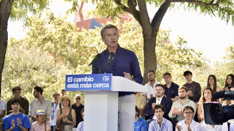 EuropaPress_7787692_presidente_partido_alberto_nunez_feijoo_acto_afiliados_partido_popular El presidente del partido Alberto Núñez Feijóo (c), durante un acto con afiliados del Partido Popular de Cataluña, a 20 de septiembre de 2026, Badalona, Barcelona, Cataluña (España). Feijóo viaja a Badalona para arropar al PP catalán y reforzar la estrategia del partido en Cataluña y a nivel nacional.David Oller / Europa Press20/9/2026