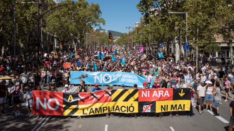 Capçalera de la manifestació contra l'ampliació de l'aeroport que s'ha fet aquest diumenge a Barcelona. 20/09/2026 Capçalera de la manifestació contra l'ampliació de l'aeroport que s'ha fet aquest diumenge a Barcelona