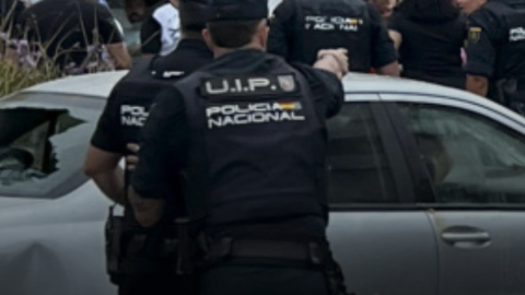 Atacan el vehículo en el que viajaban la diputada ceutí Julia Ferreras y el activista Rafael Borrego Decenas de manifestantes atacaron y destrozaron el vehículo en el que viajaban la diputada de la Asamblea de Ceuta por el grupo Ceuta Ya!, Julia Ferreras, junto al abogado y activista de la Flotilla de Gaza Rafael Borrego y la abogada de Derechos Humanos de la ONU Sofía Acevedo.
Los altercados fueron registrados la tarde del domingo a la salida del puerto de Ceuta, donde varias decenas de personas se han concentrado coincidiendo con la llegada a la ciudad autónoma de integrantes del colectivo ‘Negu Gorriak/Derecho a Techo’.
A través de redes sociales, varios grupos de ceutíes se habían convocado a la salida de vehículos del puerto para expresar su rechazo a la llegada de este grupo que consideran vinculado a la izquierda radical.
:calling: Sigue las últimas noticias en www.publico.es
#Ceuta #Ultraderecha #Derechoshumanos #Policía
Hace 18 años nacimos con un compromiso: hacer un periodismo útil para la sociedad. Solo podemos continuar con esta labor si contamos con el apoyo de personas como tú.
Únete a la comunidad de Público. 18 años no son nada… cuando nos queda tanto por contar. Periodismo incómodo para tiempos difíciles. https://bit.ly/3VylhmD
Periodismo, investigación y compromiso para construir un mundo más igualitario.
¡Suscríbete ya a nuestro canal!: https://bit.ly/2U8nM0q
Visita: https://www.publico.es
Síguenos en Facebook: https://www.facebook.com/diario.publico/
Síguenos en Twitter: https://twitter.com/publico_es
Síguenos en Instagram: https://www.instagram.com/publico.es
Síguenos en TikTok: https://www.tiktok.com/@publico_es
Síguenos en Bluesky: https://bsky.app/profile/publico.es