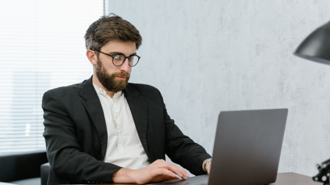 pexels-tima-miroshnichenko-7567496 Hombre con ordenador