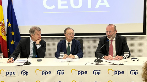 El presidente del Partido Popular, Alberto Núñez Feijóo; el presidente de Ceuta, Juan Jesús Vivas, y  el presidente del EPP, Manfred Weber, durante una rueda de prensa, en la Biblioteca pública Adolfo Suárez, a 21 de septiembre de 2026, en Ceuta.