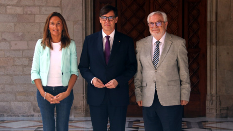 El president del Govern, Salvador Illa, amb la consellera d'Educació, Esther Niubó, i el president del Consell d'Educació de Catalunya, Joan Manuel del Pozo. 21/09/2026 El president del Govern, Salvador Illa, amb la consellera d'Educació, Esther Niubó, i el president del Consell d'Educació de Catalunya, Joan Manuel del Pozo.