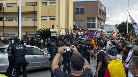 Decenas de personas se han concentrado coincidiendo con la llegada a la ciudad autónoma de integrantes del colectivo ‘Negu Gorriak/Derecho a Techo’ Decenas de personas se han concentrado coincidiendo con la llegada a la ciudad autónoma de integrantes del colectivo ‘Negu Gorriak/Derecho a Techo’