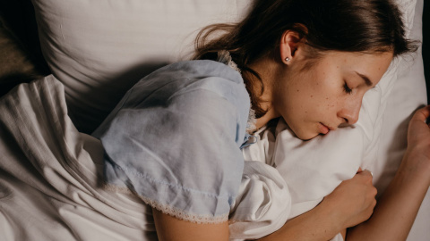 Mujer durmiendo Mujer durmiendo