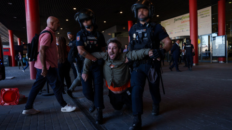 Agentes de policía detienen a manifestantes durante la inauguración de The District 2026, a 22 de septiembre de 2026, en Madrid
