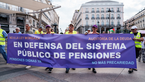 pensiones_protesta Varias personas con pancartas durante una manifestación bajo el lema ‘Gobierne quien gobierne, las pensiones públicas y los derechos se defienden’, celebrada en Madrid en septiembre de 2026.