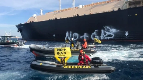 Los activistas de Greenpeace bloquean la entrada de un barco al puerto de Sagunto, a 26 de octubre de 2021.
