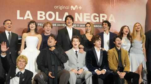 El elenco de 'La bola negra' durante su presentación de la película en el Festival Internacional de San Sebastián. El elenco de 'La bola negra' durante su presentación de la película en el Festival Internacional de San Sebastián.